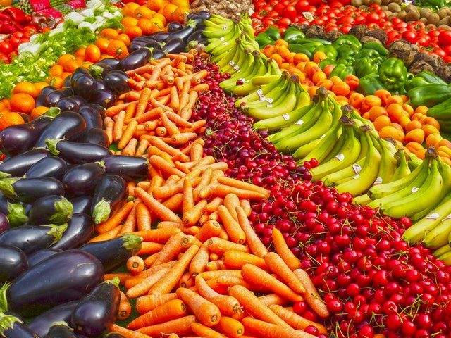 the benefits of healthy eating on hearing healthy foods in a grocery store